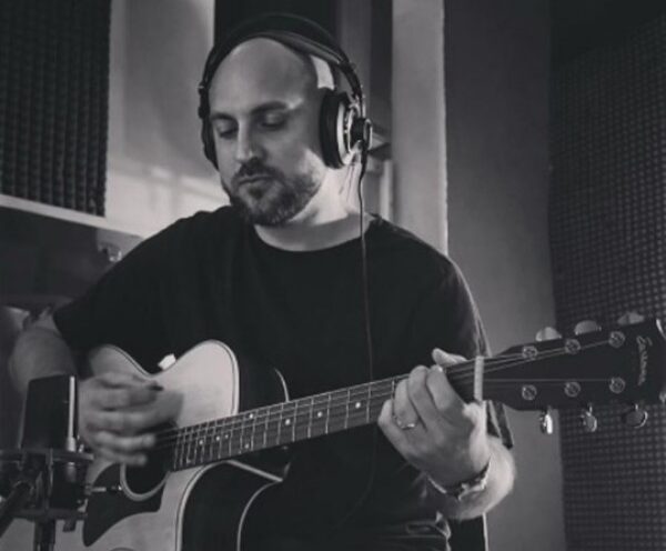 Alessio Miccichè , “Fiore del Deserto”, a song that explores themes such as resilience, love, and the beauty that can emerge even in difficult times